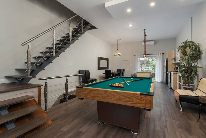 Spacious townhouse with rooftop deck 4BR near DT gallery image 3