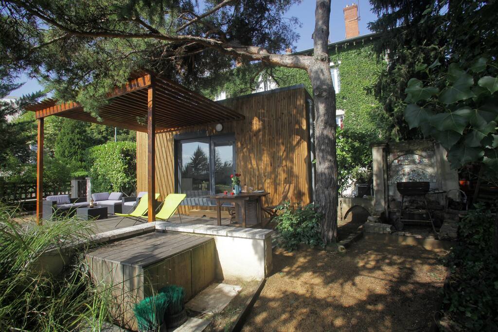 Le coin barbecue et la salle à manger extérieure