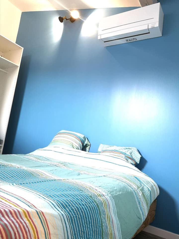 Bračni krevet (180x200) i klima-uređaj ako vam je malo vruće. Vrlo je dobro izoliran i nećete se lako zagrijati! 