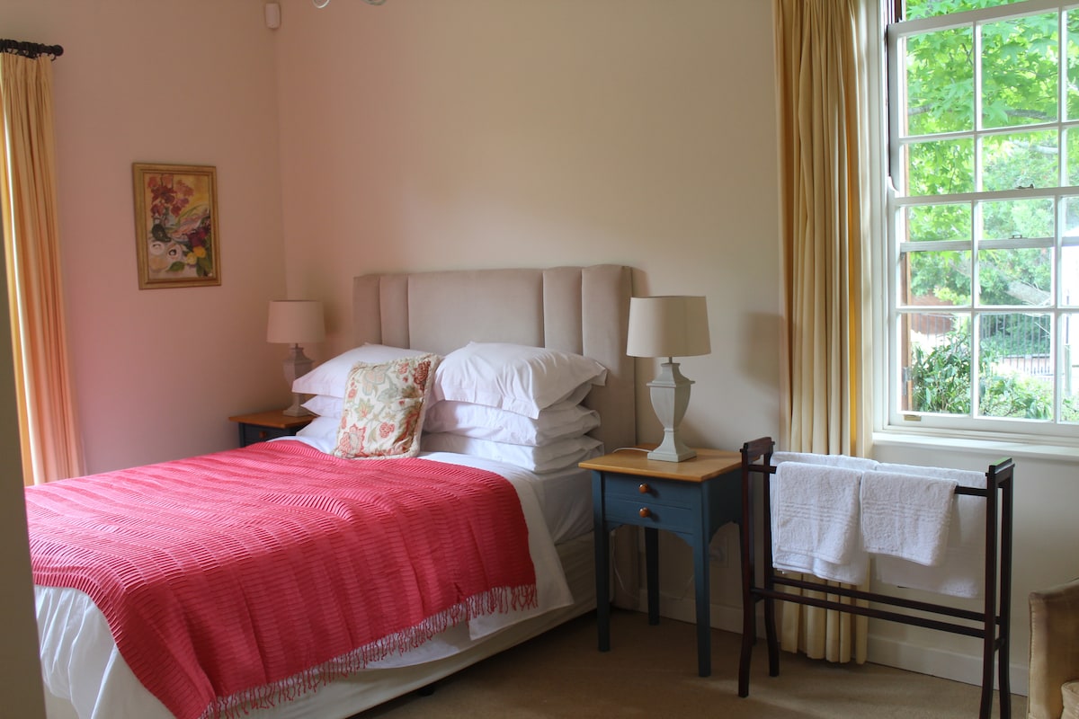 主卧配有标准双人床