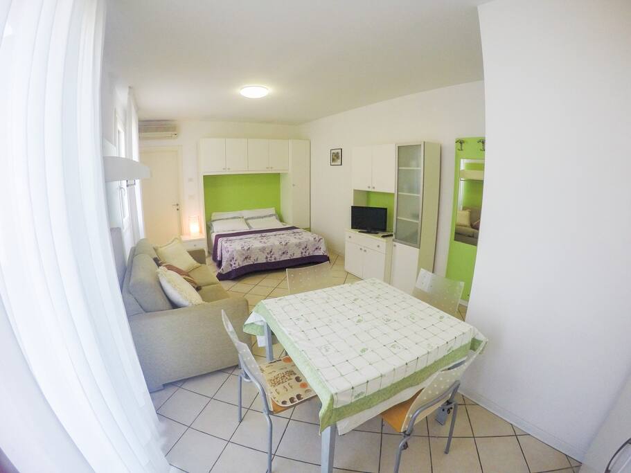 panoramica con letto matrimoniale e divano letto