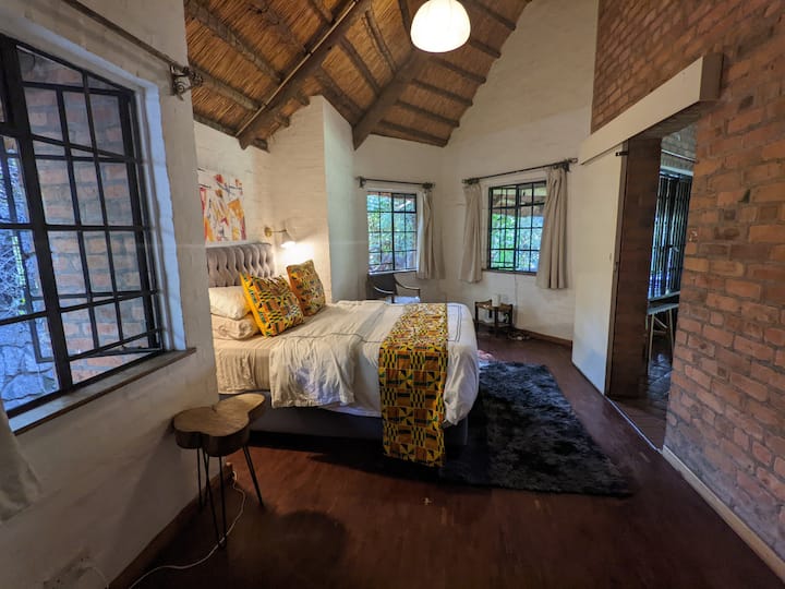 Dormitorio principal en la planta baja. Hay un espejo de cuerpo entero detrás de la puerta amarilla del armario