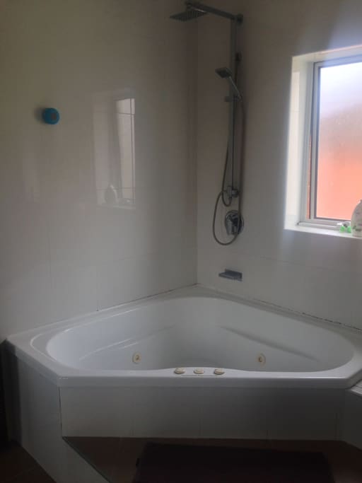 The shared bathroom has a hot tub