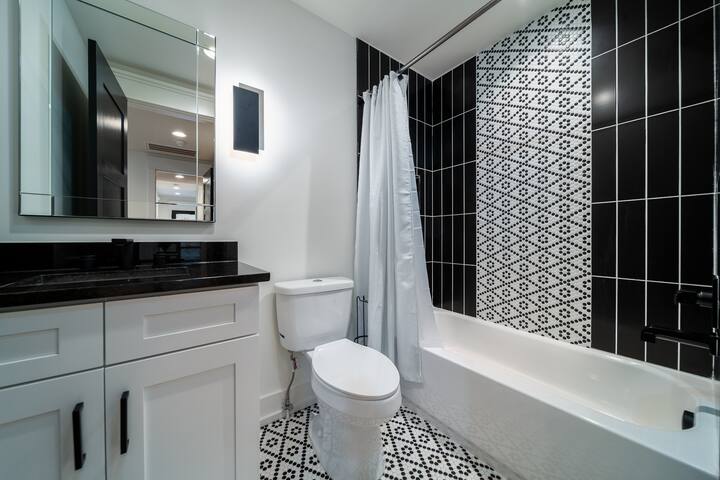 ROOFTOP HOT-TUB WITH DOWNTOWN VIEWS #3 gallery image 5