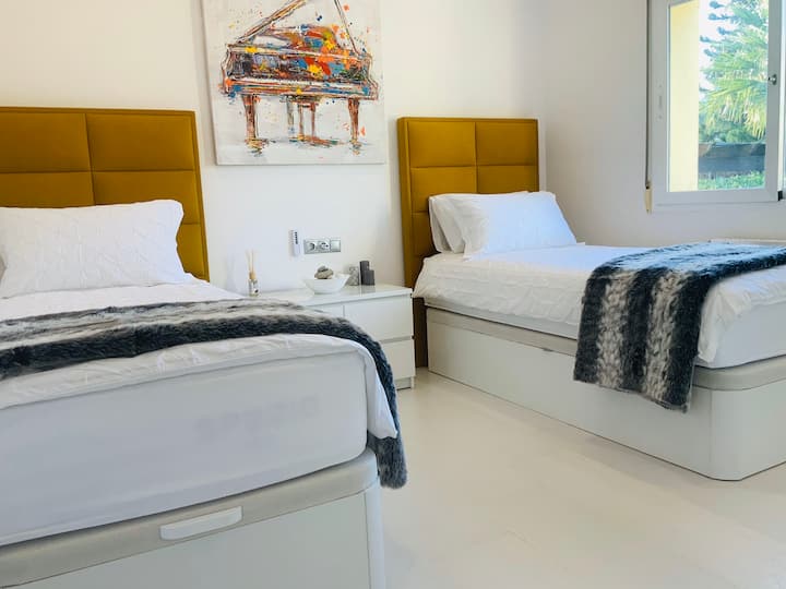 宽敞的双床房，配备超长床（ 90厘米x 200厘米） 