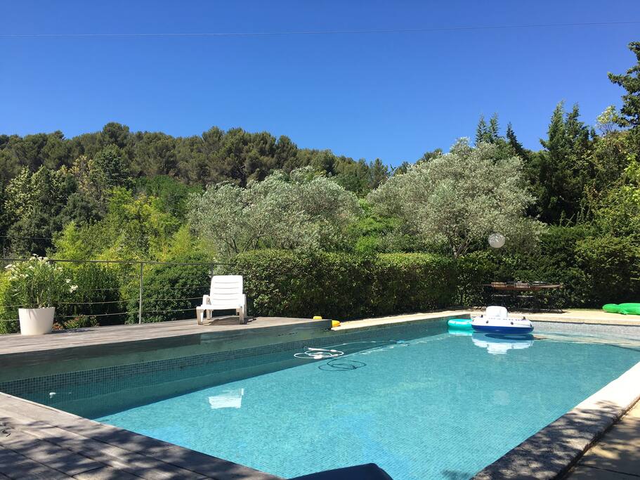 La piscine : en plein soleil de 10h à 19h