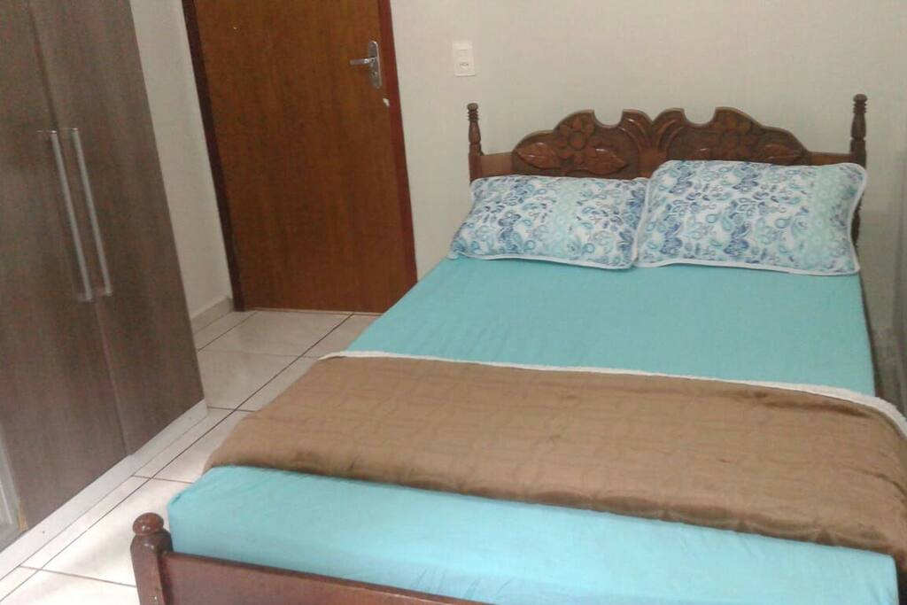 Quarto com cama de casal e guarda roupa