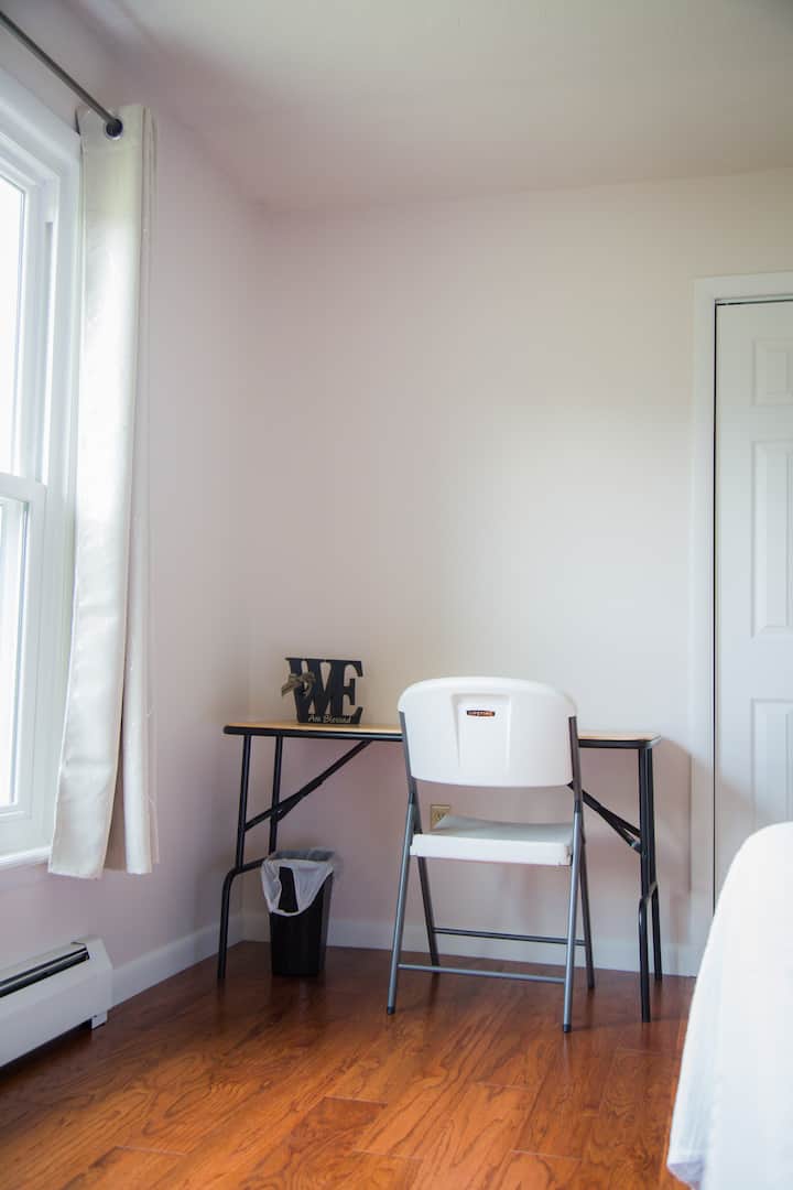 Priestor na písací stôl v zadnej spálni