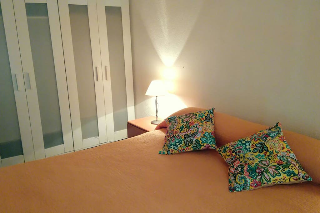 Dormitorio con 2 armarios
