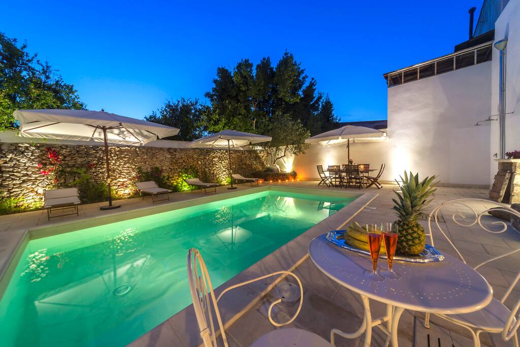Piscina di sera