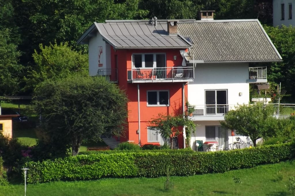 Das Haus liegt inmitten eines gepflegten Gartens.....