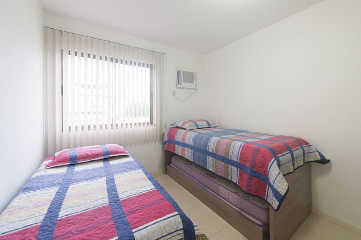 ห้องนอนพร้อมเตียงและเตียงเสริม