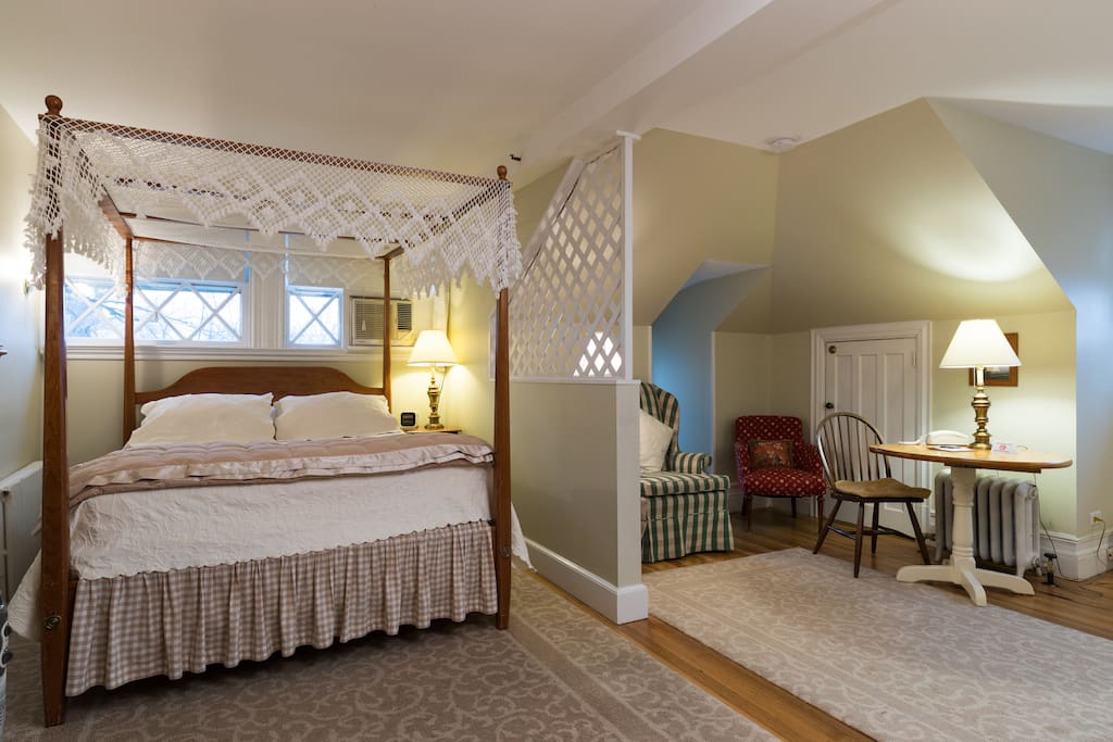 Room 37 - Third Floor, Four Poster