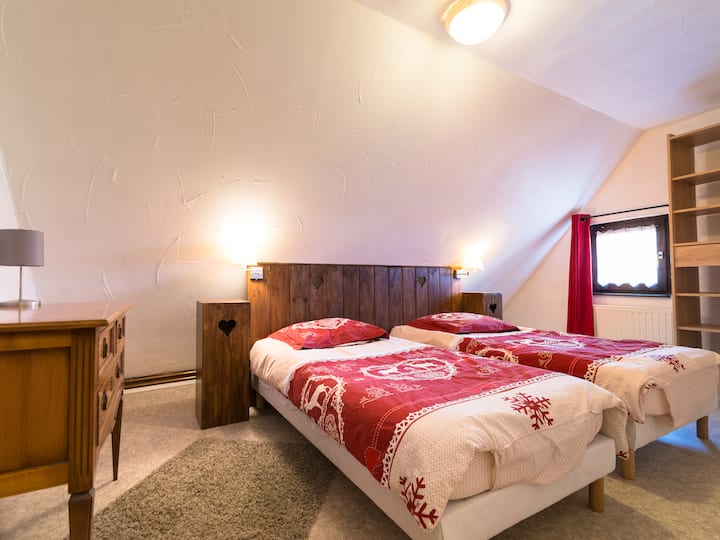 Elzasda Ribeauvilledə Rieslinq kottecinin iki birnəfərlik çarpayısı olan yataq otağı