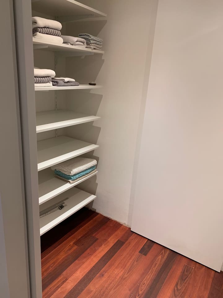 Beépített köntösben törülközőkkel, konyharuhákkal és ágyneművel 