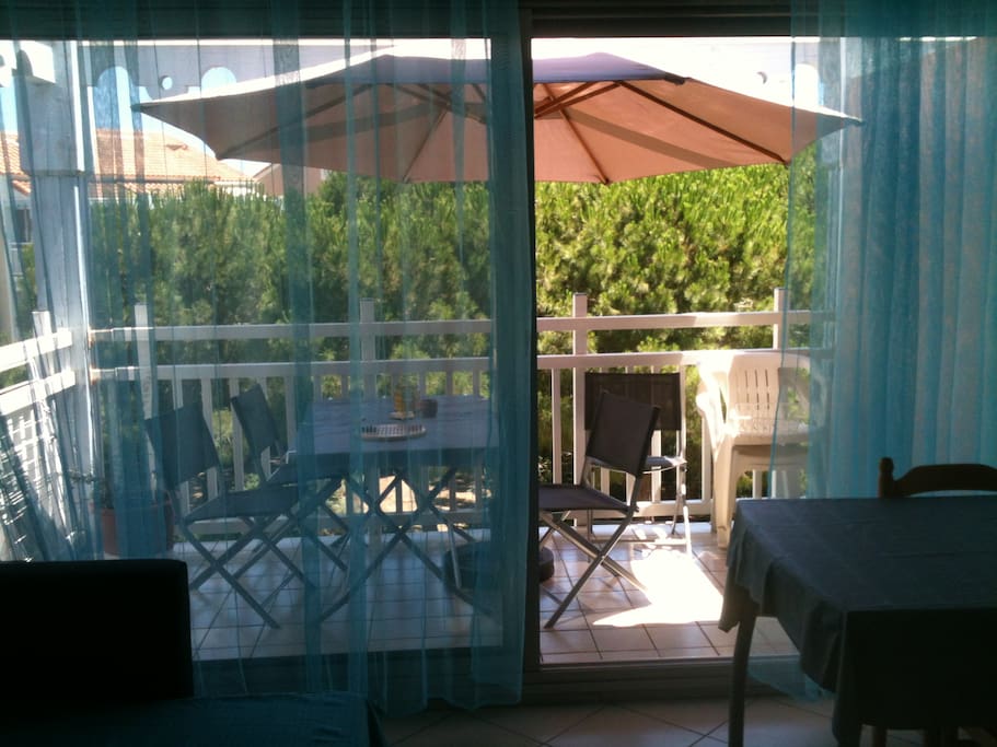 Terrasse ensoleillée le matin