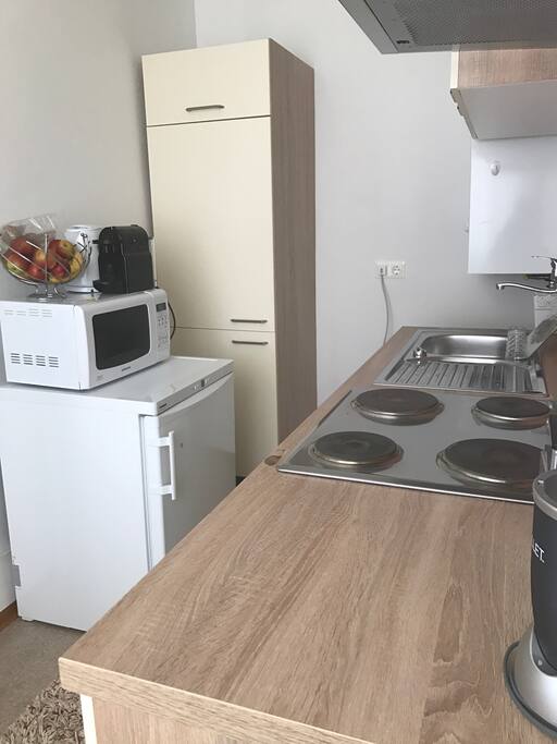 Küche, mir Kaffeemaschine und div. Nespresso Sorten, Verschiedene Teesorten,