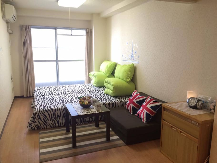 兩張單人床
迎賓用日式零嘴,自由享用。
There are two single bed in our guest house.
We prepare some Japanese snacks as the welcome fruits.