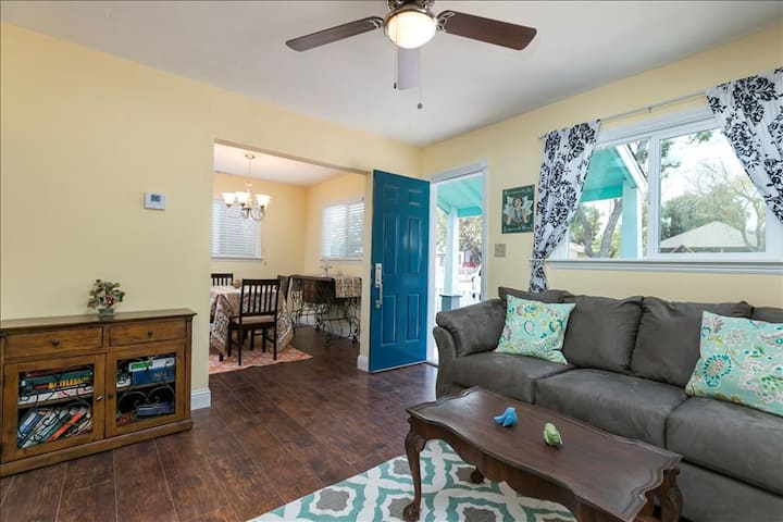 ABSOLUTELY ADORABLE HOUSE- Walk to Paso Square!