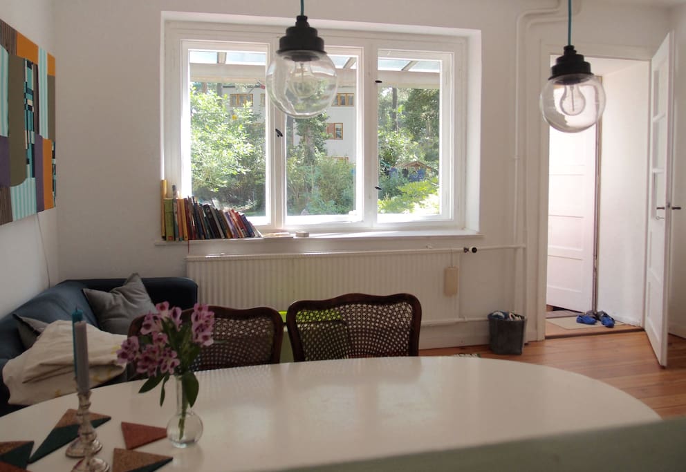 Blick von der Küche ins Wohnzimmer