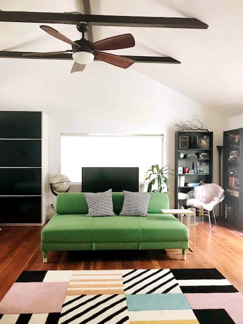 Popular Airbnb listing: Modern Cottage Hideaway • Magnolia Park • Studios in Burbank