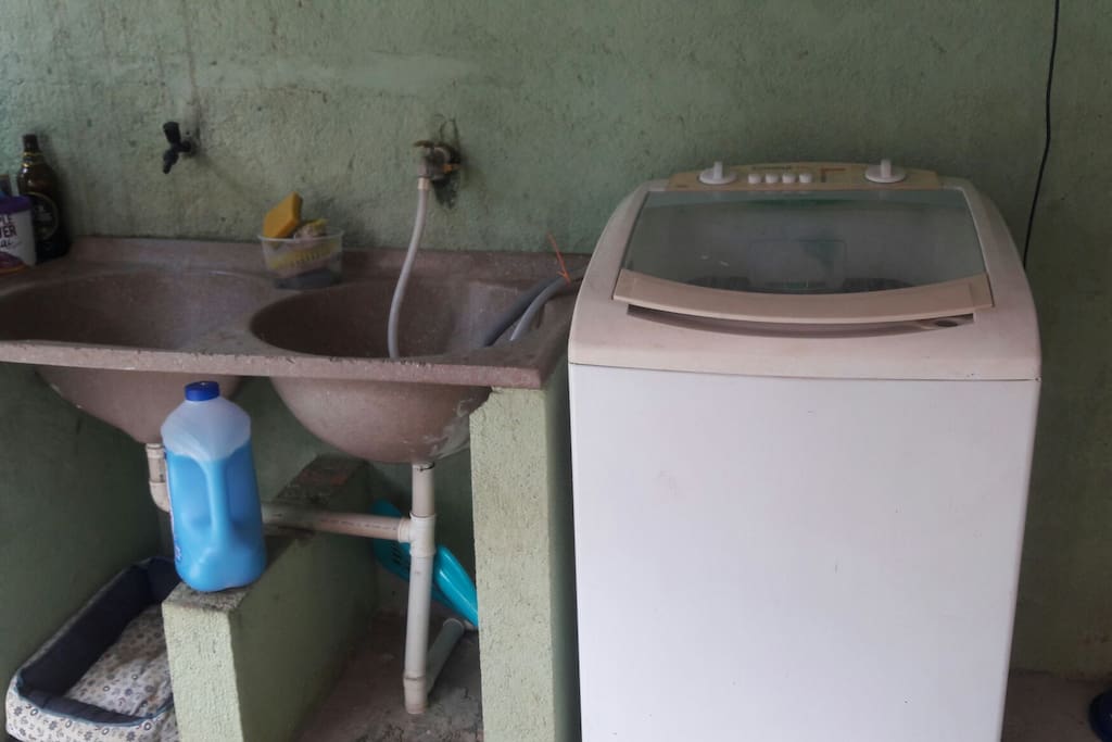 lavandaria com máquina e Tanque