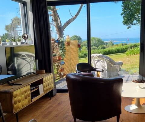 Beautiful sea view cottage for 3 people