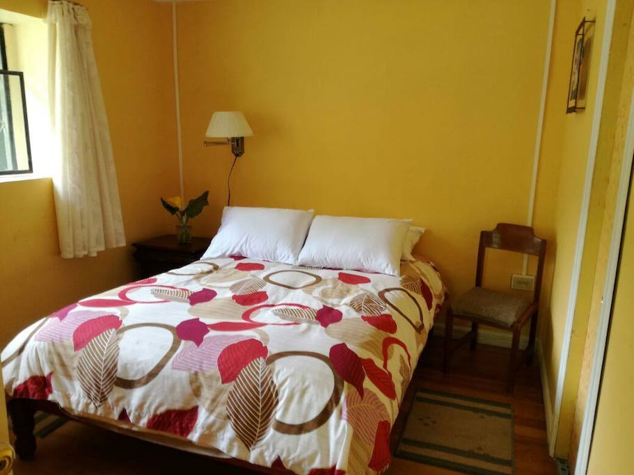 Habitación #1, una confortable cama doble, incluye baño privado.
Room #1, a comfortable double bed; includes private bathroom.
