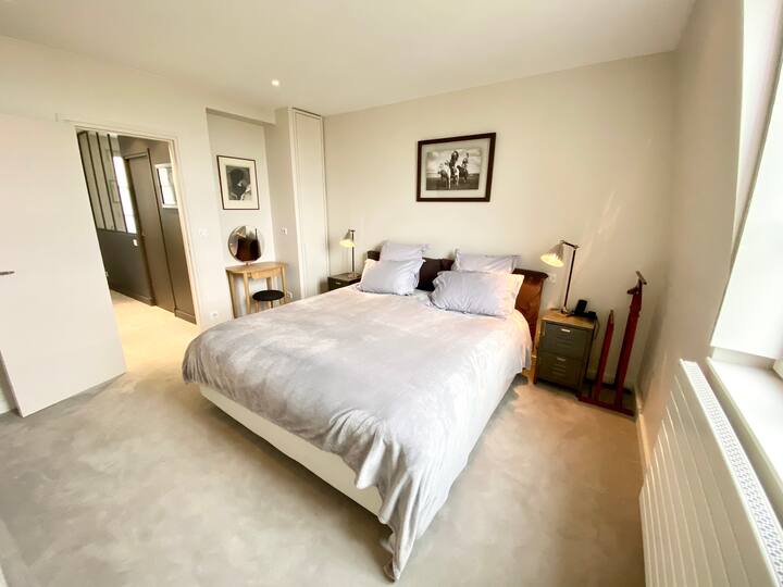 Chumba cha kulala #1: chumba kikuu cha kulala kilicho kwenye ghorofa ya 1 na kitanda cha ukubwa wa kifalme. Kwenye ghorofa ileile: bafu kuu (bafu, bafu na vyoo) na ujifunze