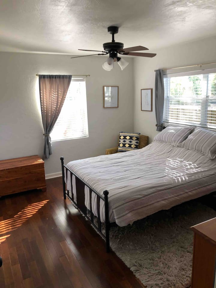 Dormitorio libre con cama tamaño queen.