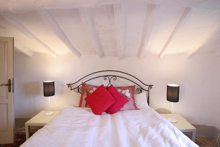 Chumba cha kulala cha mashariki na kitanda cha ukubwa wa juu