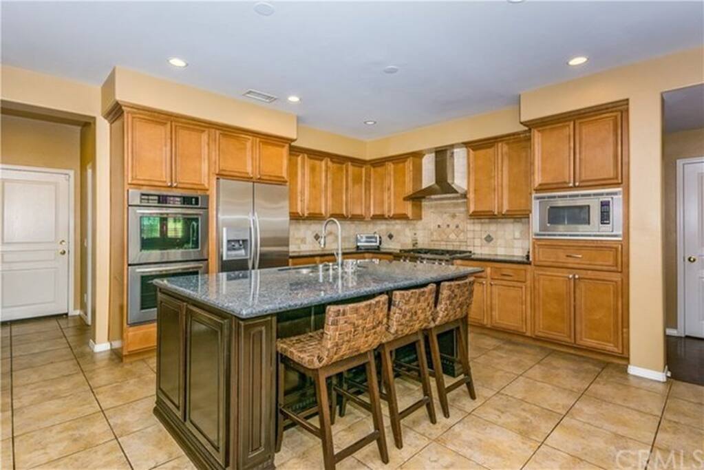 Kitchen 厨房餐具齐全,可用