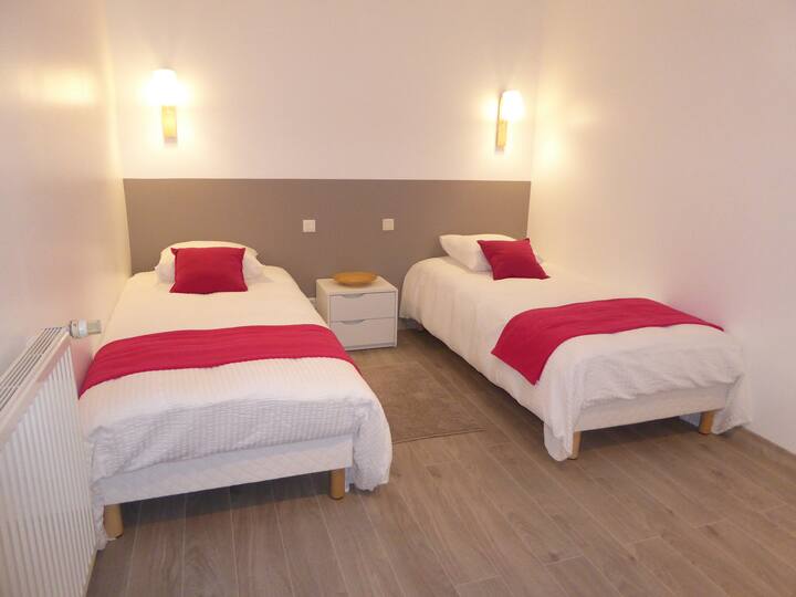 ห้องนอน 2 เตียงขนาด 90 ซม. 2 เตียงพร้อมตู้เสื้อผ้า (หรือเตียงใหญ่ 1 หลังขนาด 180 ซม.)