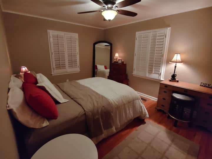 Queen bed near airport, TU, Route 66 and downtown Houses for Rent in