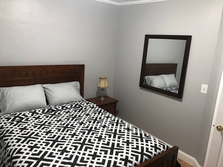 क्वीन साइज़ बेड वाला एक बेडरूम।