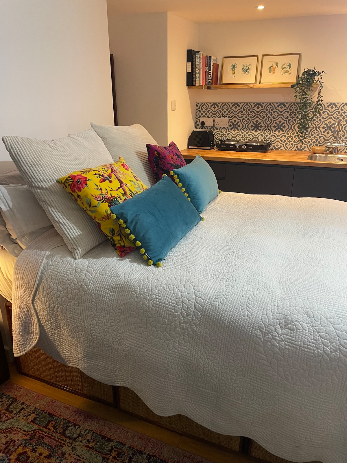 Veľká manželská posteľ s vrchným matracom.