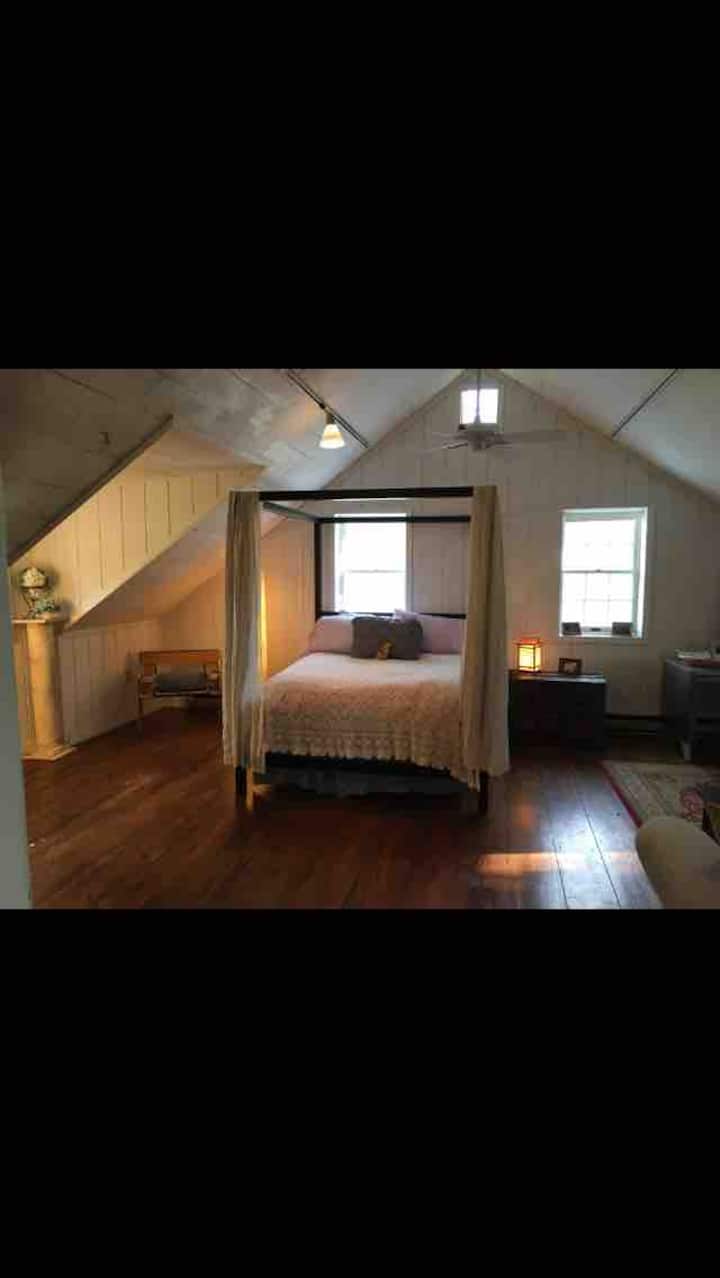 Ძალიან დიდი ფლიგელი 152 × 203 სმ საწოლით.  Აპარტამენტი არის სამი ცალკეული ოთახი; საწოლი/საცხოვრებელი; საყოფაცხოვრებო პირობა/ბიბლიოთეკა; სააბაზანო. Ერთი მთავარი ცალკე კარი მთლიანად 3-ოთახიანი აპარტამენტისთვის. 