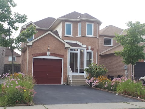 Cozy private room nearToronto  airport in Brampton