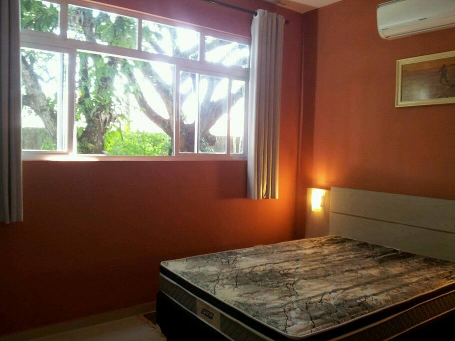 Quarto 1 - Cama de casal com split inverter e guarda roupa. Tudo novinho.