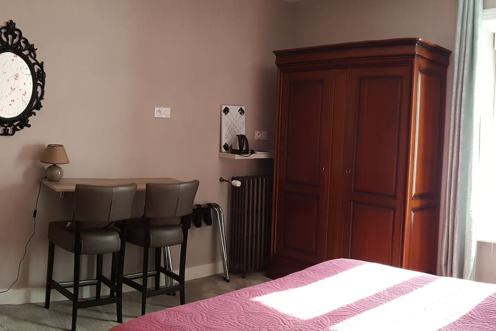 Armoire penderie, commode, facilités boissons chaudes