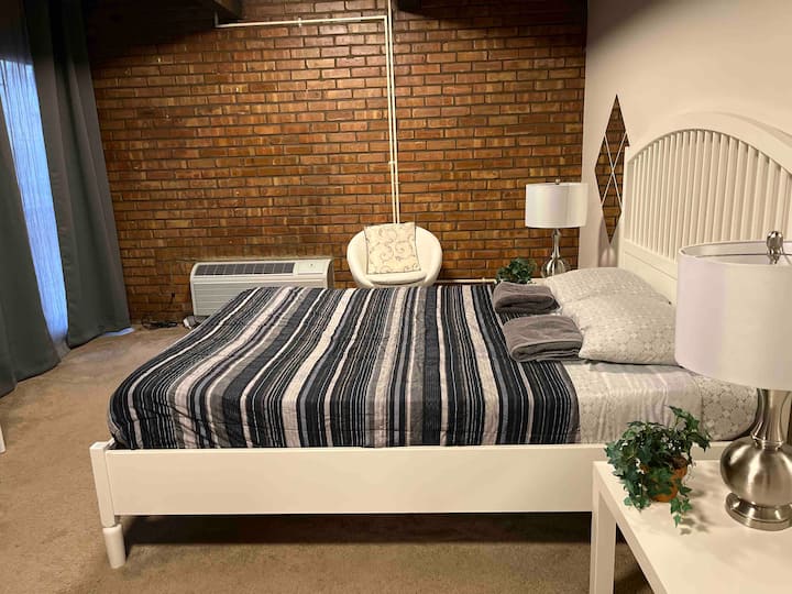 ห้องนอน 2: เตียงขนาดควีนไซส์พร้อมชาเขียวและที่นอนเมมโมรี่โฟม ALOE ผ้าปูที่นอนและผ้าเช็ดตัวใหม่และกระจกขนาดใหญ่ 