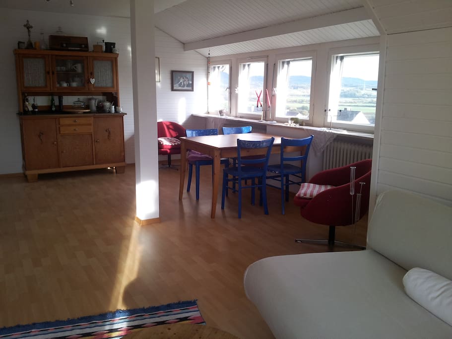 Wohnzimmer mit Schlafcouch und Balkon