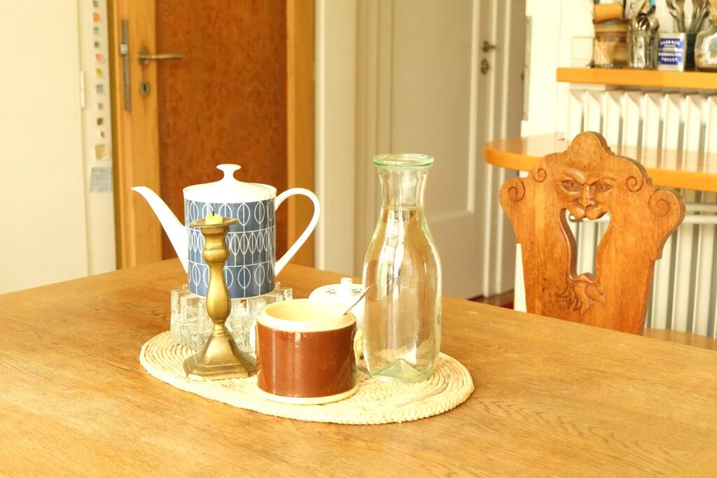 Wir trinken Tee und Kaffee