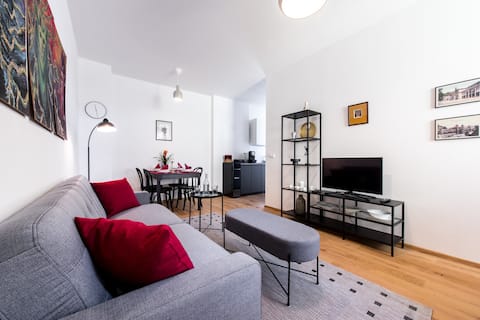 2BDR Spacious Apt & BALCONY near COLONNADE+PARKING