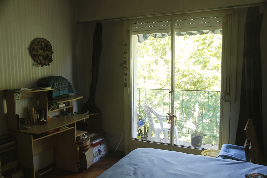 Habitación luminosa. Incluye wifi y servicios. Super bien ubicada.