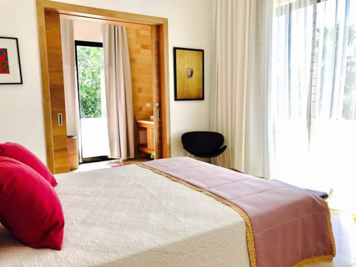 Dhoma e gjumit nr. 2 me pamje nga ballkoni i kopshtit kudo