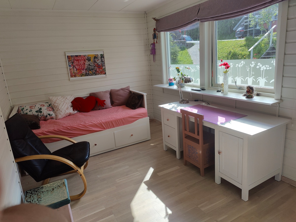 Chambre au premier étage. Le canapé-lit peut être de 90*200 ou 160*200. Il y a un chien dans cette chambre, mais pas dans les autres. La pièce peut servir de salon supplémentaire avec télévision.