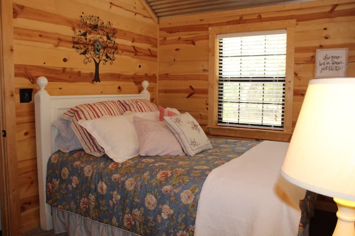 Kitanda cha malkia katika chumba kikuu cha kulala