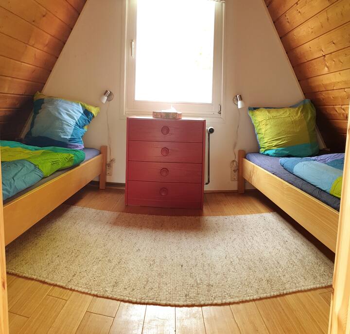 Das kleine Schlafzimmer in der Panoramaansicht.