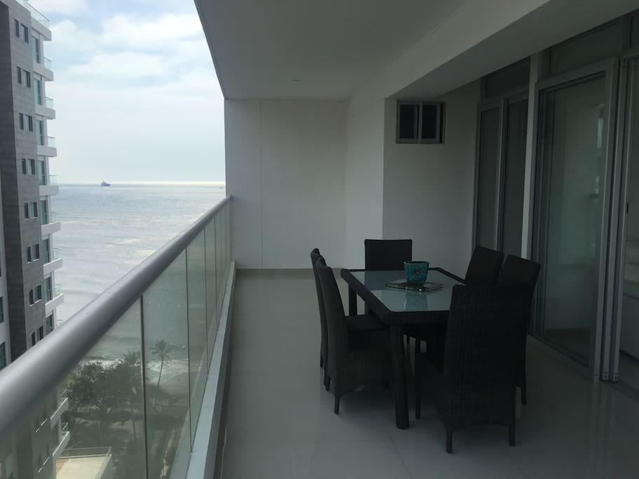 Balcón con comedor